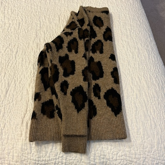 Jolie leopard print sweater. Size medium. - Picture 13 of 13